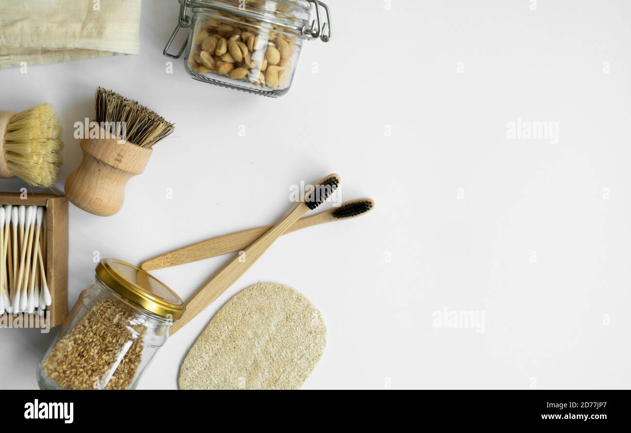 Kit di scarico zero. Set di posate in bambù eco-compatibili e spazzolini per la pulizia, sacchetti di cotone a rete, vasetti in vetro, loofah e scatola di tamponi di cotone. Naturale e. Foto Stock