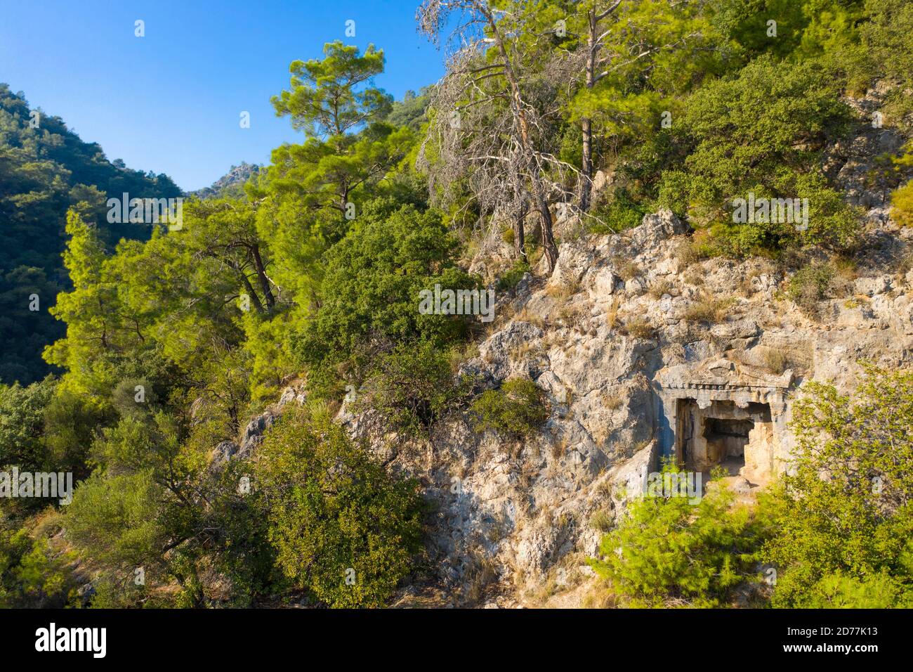 Antica tomba di roccia licana di Kyra vicino alla località di Bedri Rahmi Koyu, Göcek, provincia di Muğla, Turchia Foto Stock