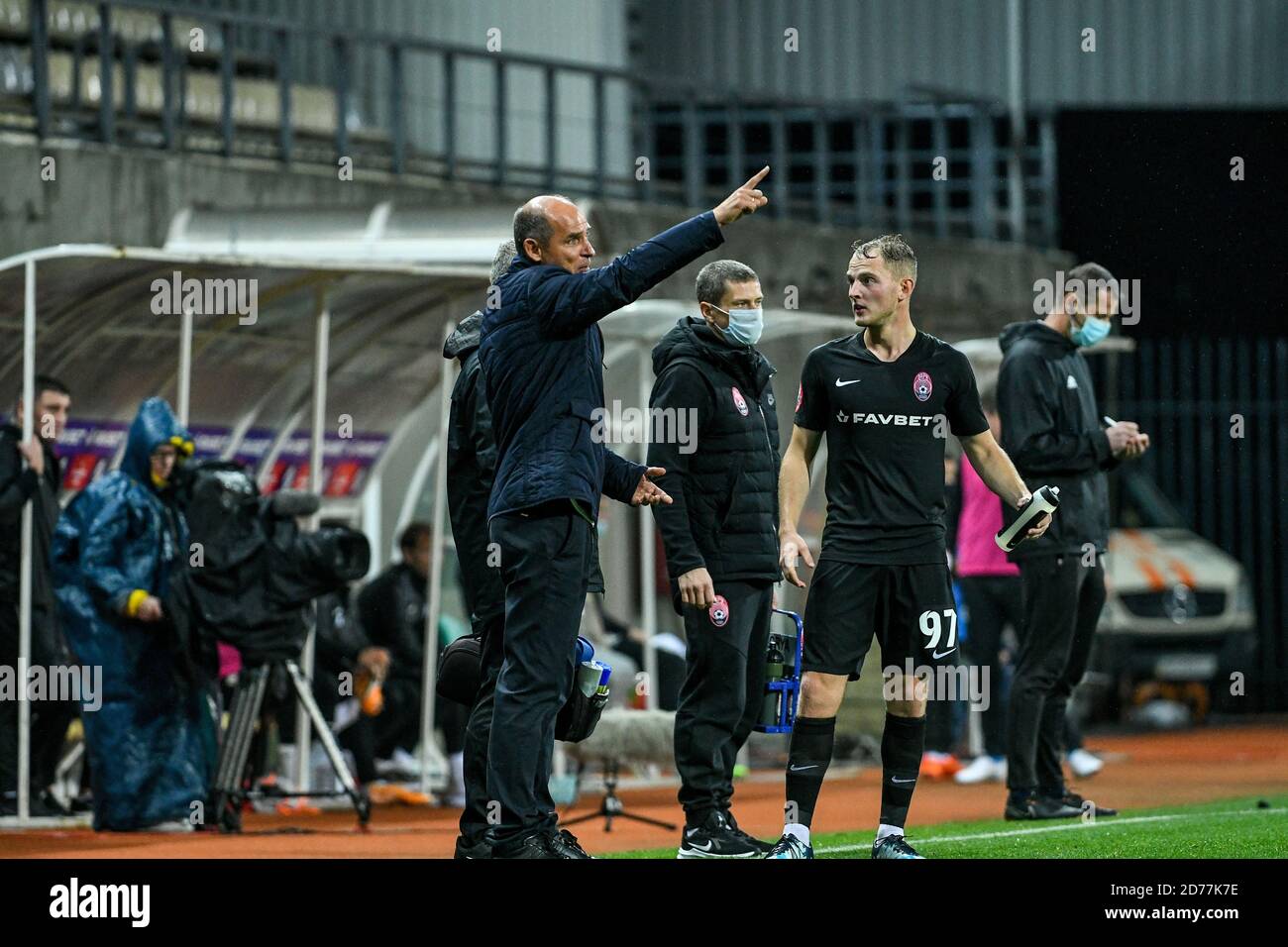 Non esclusivo: ZAPORIZHZHIA, UCRAINA - 17 OTTOBRE 2020 - allenatore capo del FC Zorya Luhansk Viktor Skrypnyk è visto sul bordo durante l'ucraino Foto Stock