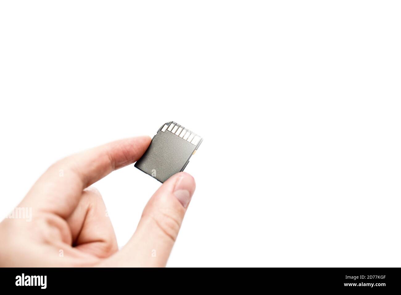 scheda sd in mano isolata su sfondo bianco. informazioni Foto Stock