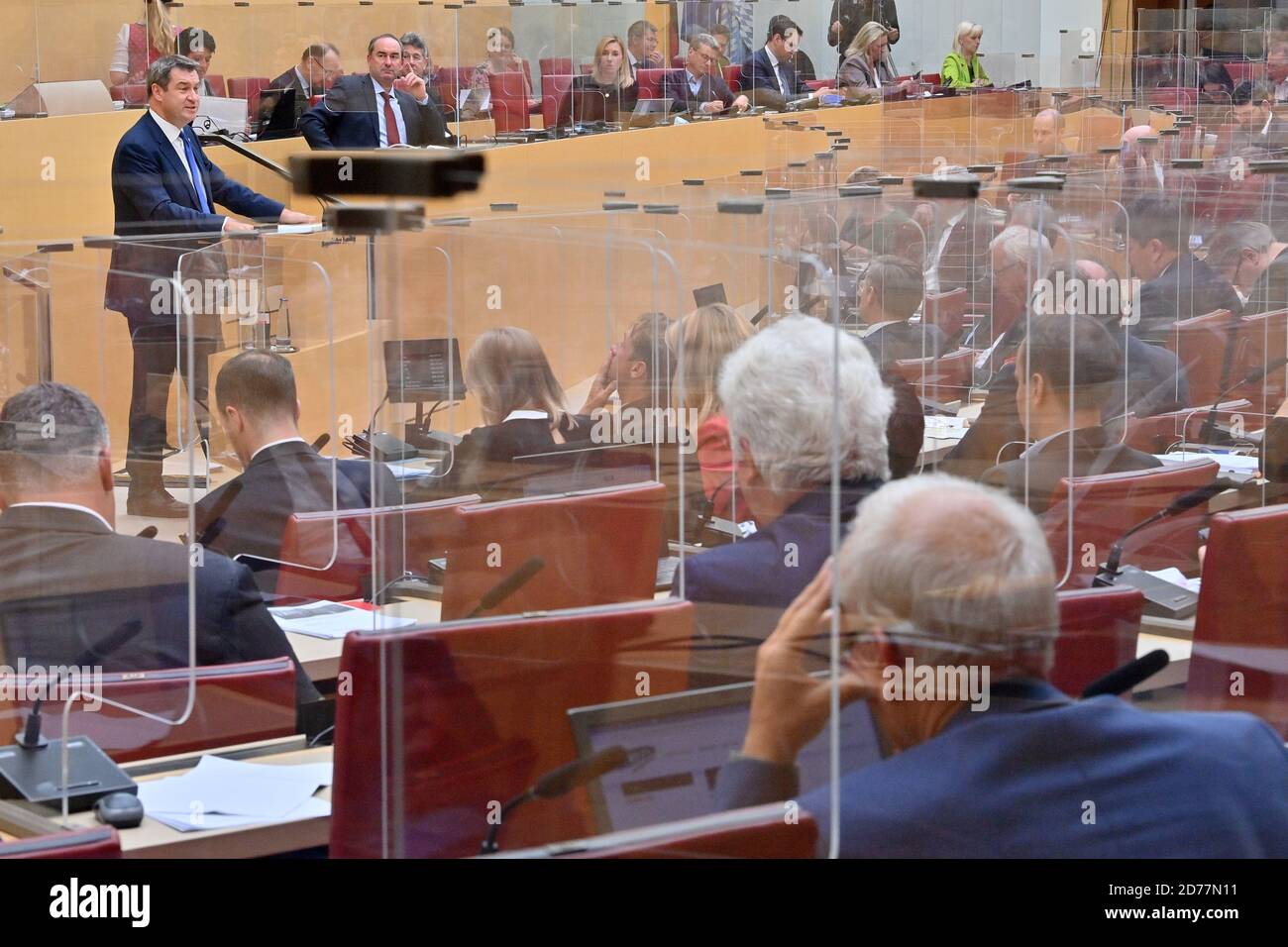 Monaco, Germania. 21 Ott 2020. Markus Söder (CSU, back l), Ministro Presidente della Baviera, fa la sua dichiarazione di governo durante la sessione del parlamento bavarese. Credit: Peter Kneffel/dpa/Alamy Live News Foto Stock
