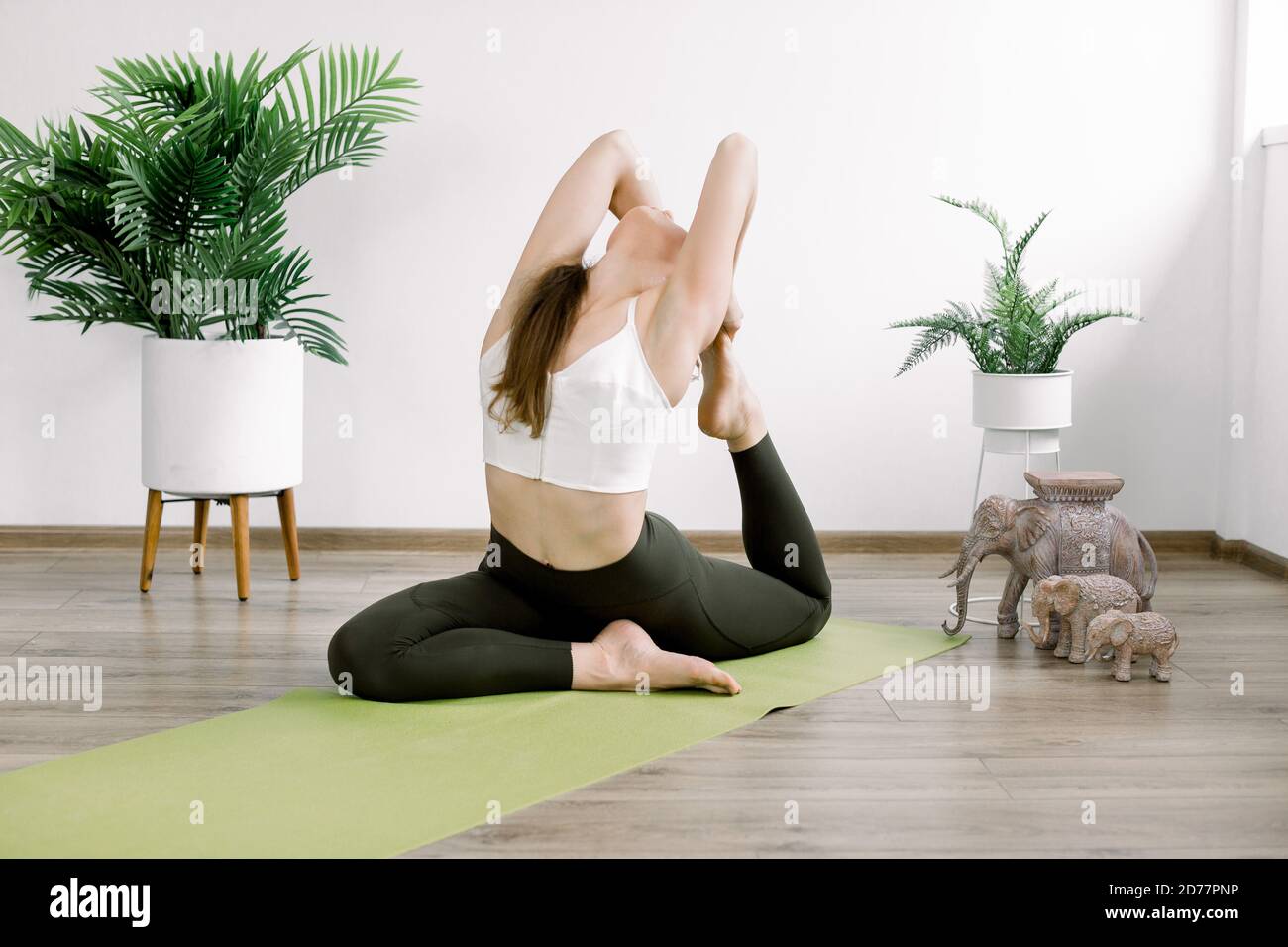 Ragazza Che Si Siede Bella Donna In Pantaloni Di Yoga Immagini e Fotos  Stock - Alamy