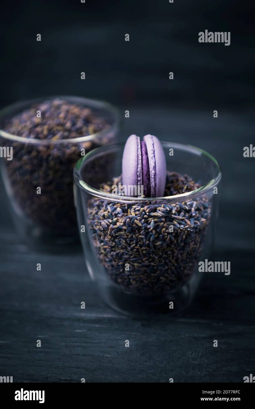 Macaron o macaron alla lavanda violetta francese e lavanda secca fatti in casa su sfondo di legno scuro Foto Stock