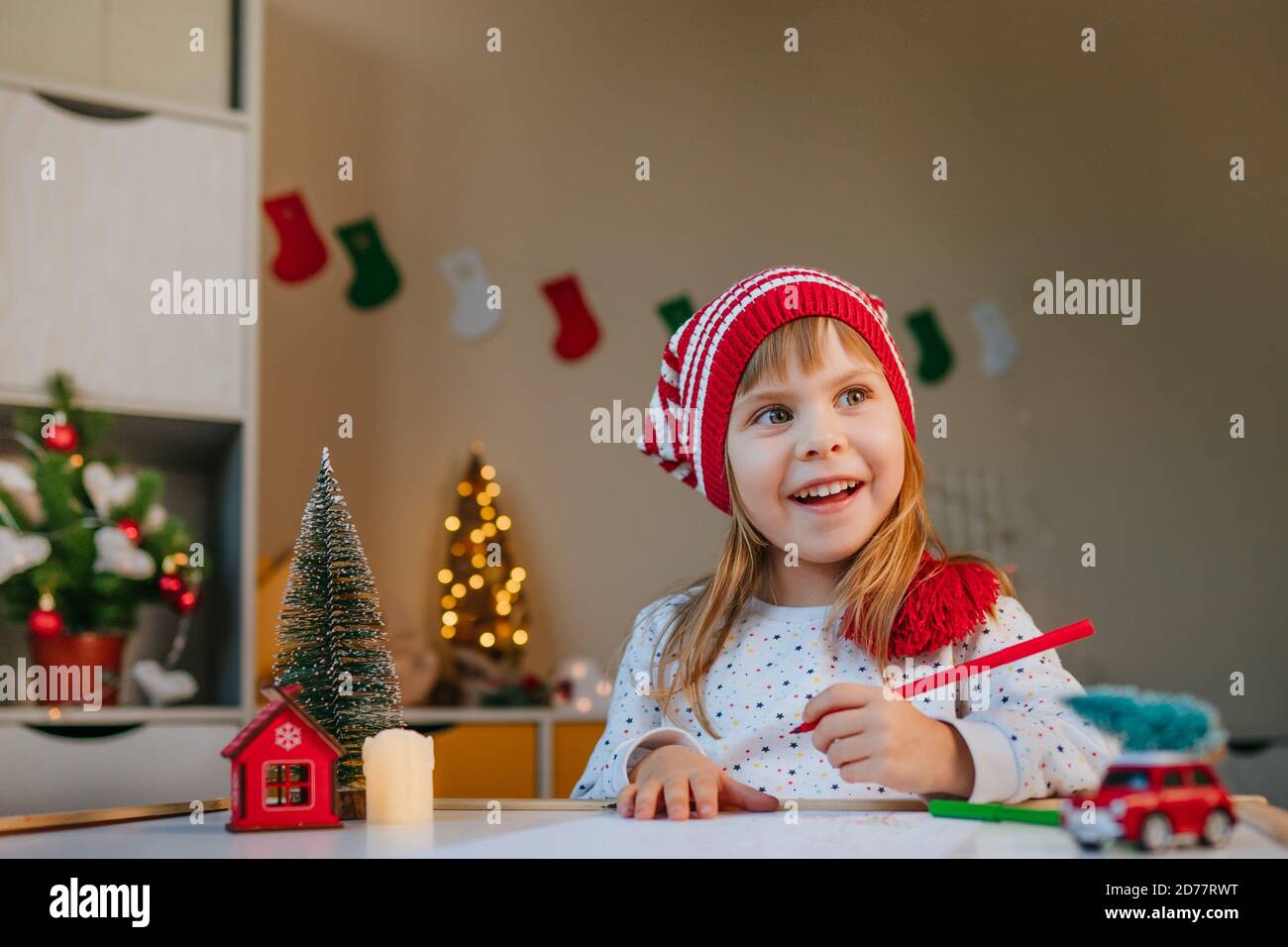 Bambina che scrive una lettera a Babbo Natale Foto Stock