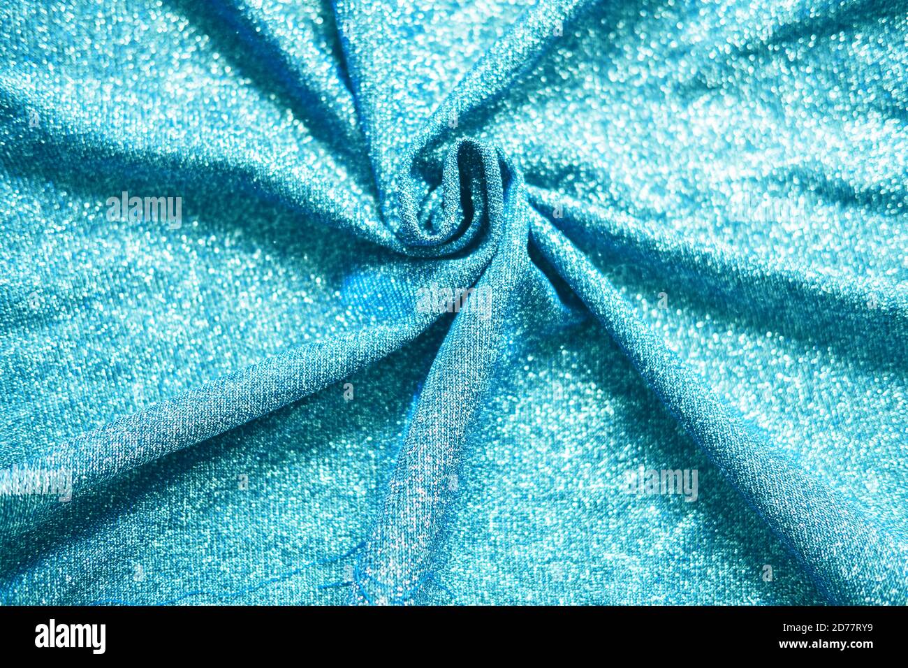 Tessuto lucido colorato blu con pieghe. Colori di sfondo della superficie dell'anno 2021 Foto Stock