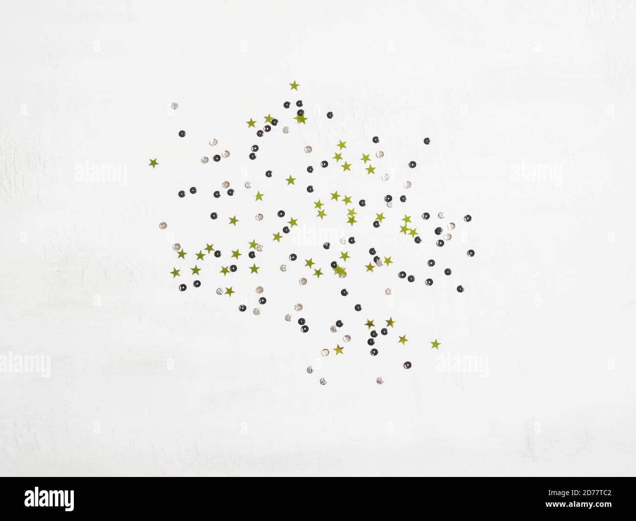 Stelle Dorate a Forma Di Stella Dei Coriandoli Su Fondo Bianco