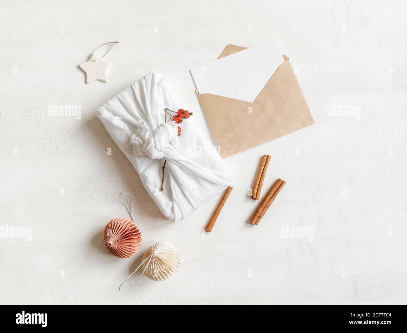 Tessuto riutilizzabile eco-compatibile con il ramo e la busta da regalo su sfondo bianco. Confezione regalo riutilizzabile per Natale. Zero Foto Stock