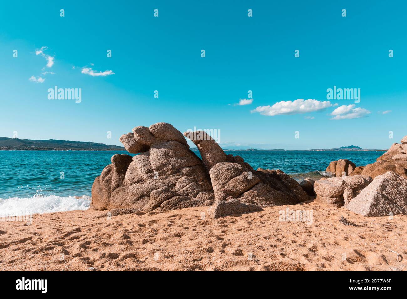Una vista sulle peculiari formazioni rocciose della spiaggia di Cala Ginepro in Costa Smeralda, in Sardegna, Italia Foto Stock