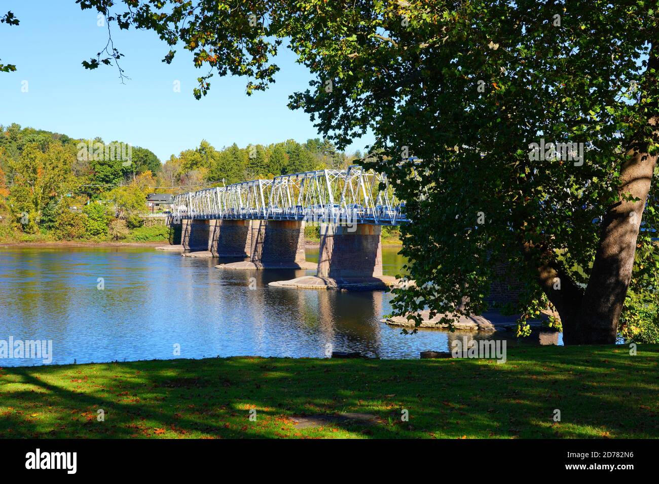 WASHINGTON CROSSING, Pennsylvania –17 OTT 2020- Vista del Washington Crossing Bridge sul fiume Delaware che collega Bucks County, Pennsylvania e Hunter Foto Stock