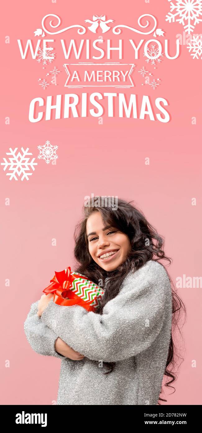 Bella ragazza felice con regali di saluto con Capodanno 2021 e Natale. Donna caucasica con giftboxed. Concetto di vacanza e umore invernale. Volantino con cpyspace. Greetingcard. Foto Stock