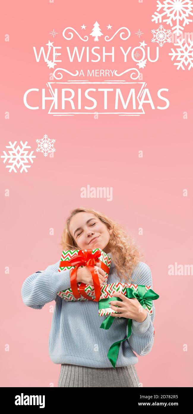 Bella ragazza felice con regali di saluto con Capodanno 2021 e Natale. Donna caucasica con giftboxed. Concetto di vacanza e umore invernale. Volantino con cpyspace. Greetingcard. Foto Stock