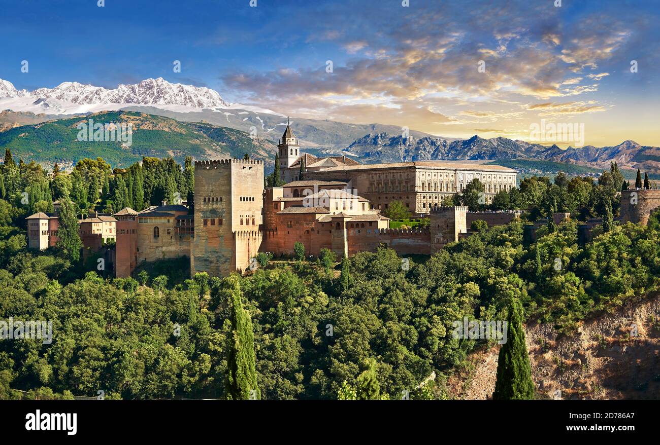 Vista del Islmaic Moresco Alhambra Palace comples e fortificazioni. Granada, Andalusia, Spagna. Foto Stock