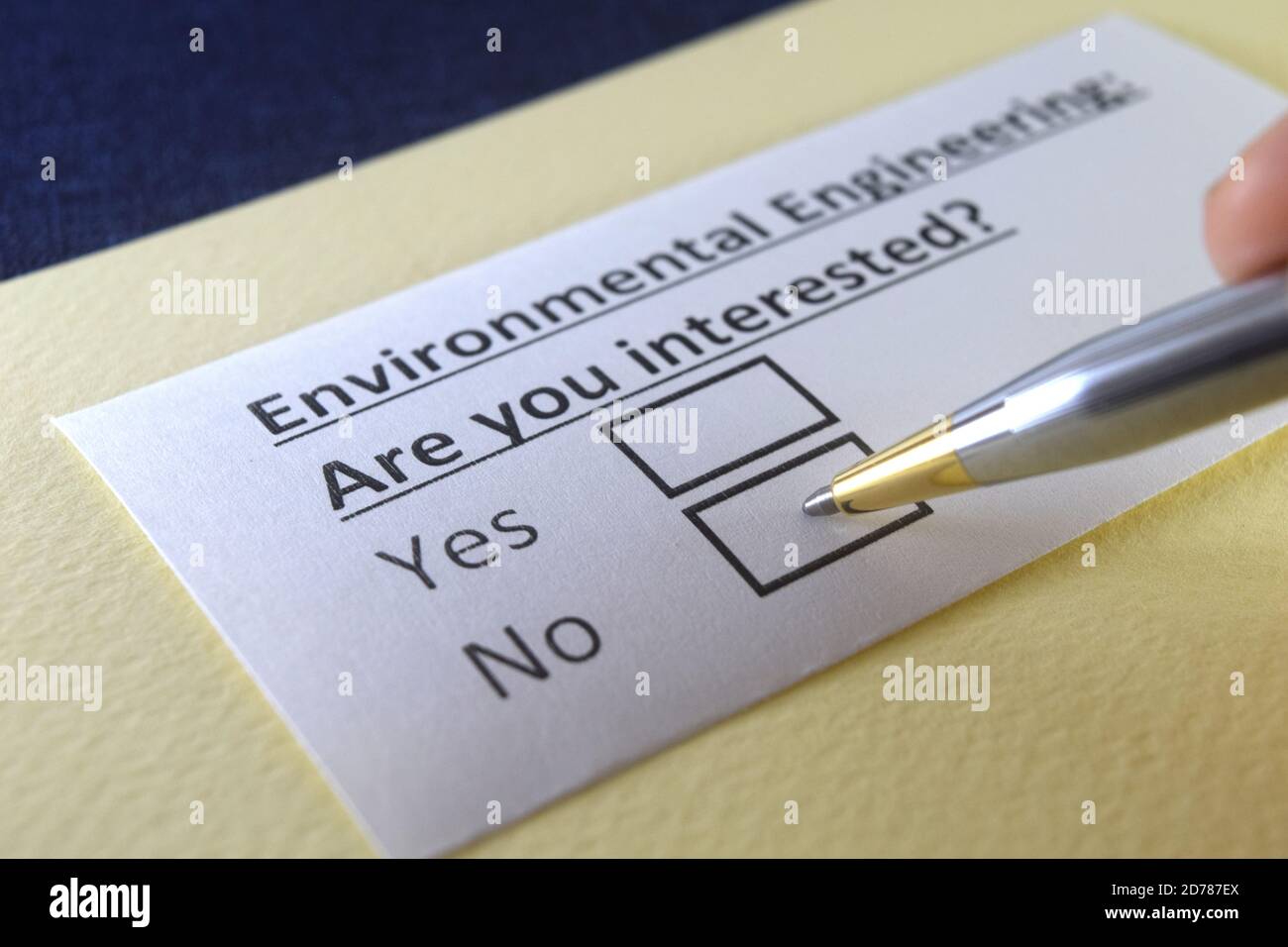 Una persona sta rispondendo alla domanda sull'ingegneria ambientale. Foto Stock