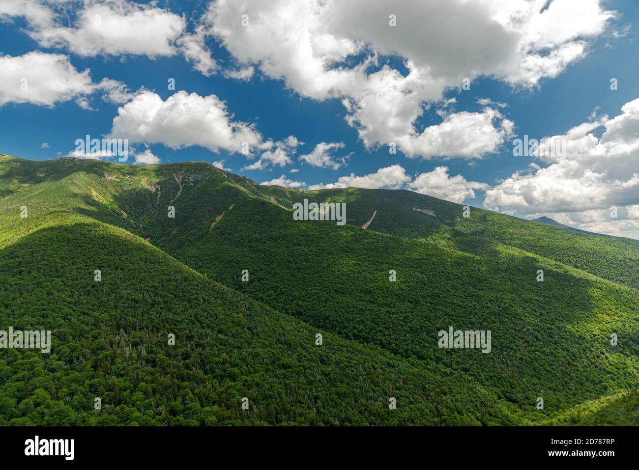 Nuvole estive che rotolano su Little Haystack Foto Stock