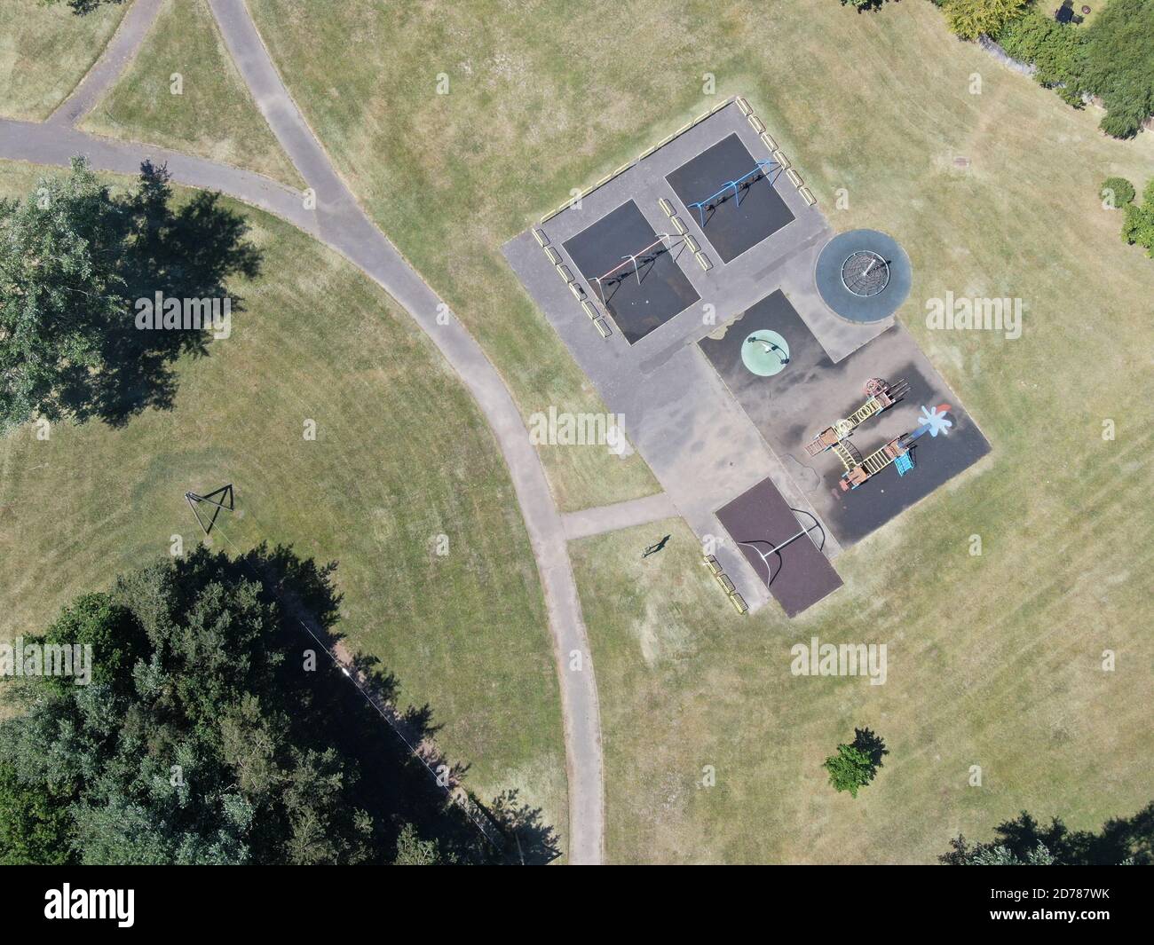 vista aerea di un piccolo parco giochi vuoto con erba falciata e. alberi Foto Stock
