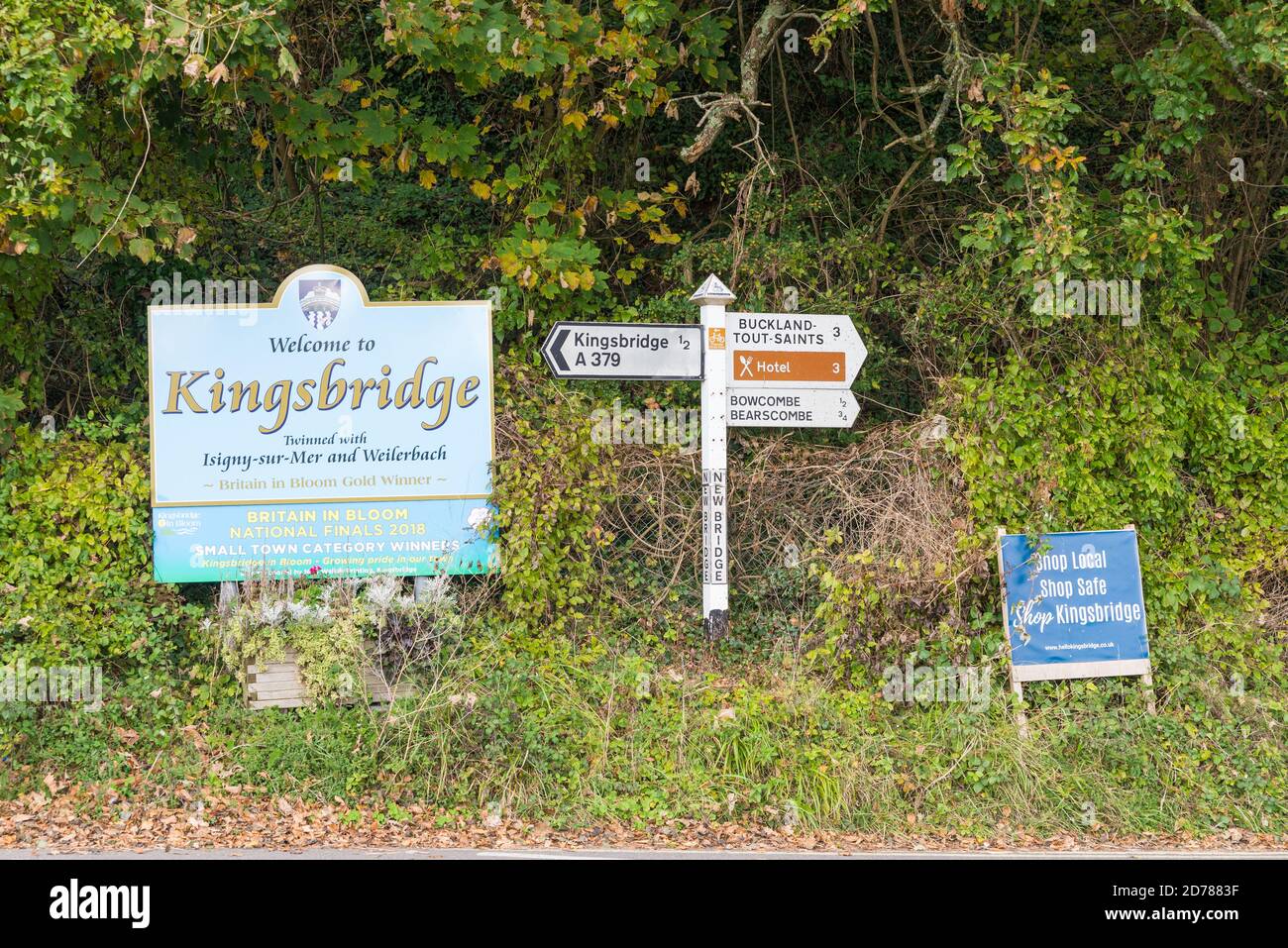 Benvenuti al cartello Kingsbridge con le indicazioni stradali all'entrata della città di Kingsbridge, Devon, South Hams Foto Stock