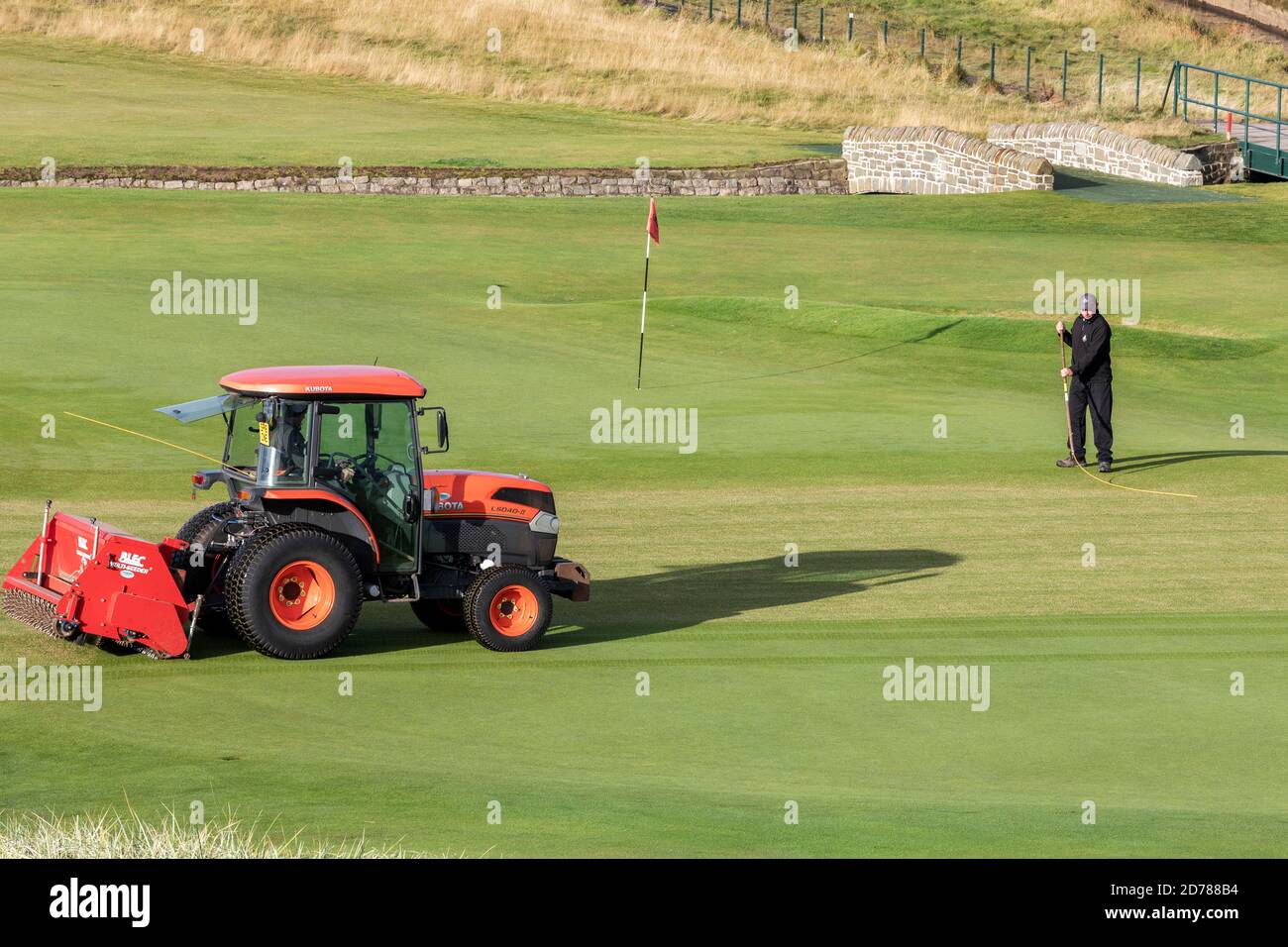 Greenkeepers che lavora sul diciottesimo putting green al Carnoustie Championship Golf Links, Carnoustie, Angus, Scozia, Regno Unito Foto Stock