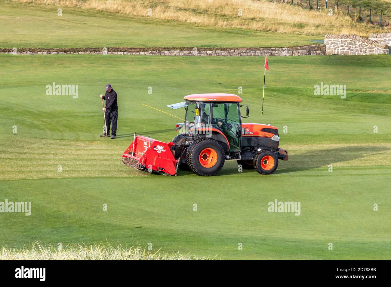 Greenkeepers che lavora sul diciottesimo putting green al Carnoustie Championship Golf Links, Carnoustie, Angus, Scozia, Regno Unito Foto Stock