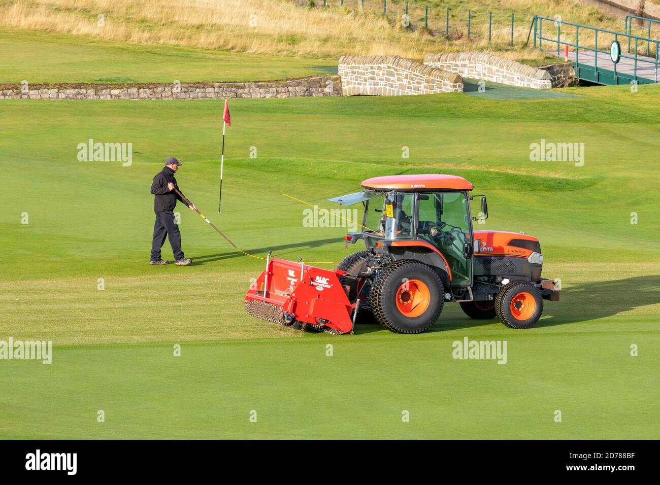 Greenkeepers che lavora sul diciottesimo putting green al Carnoustie Championship Golf Links, Carnoustie, Angus, Scozia, Regno Unito Foto Stock