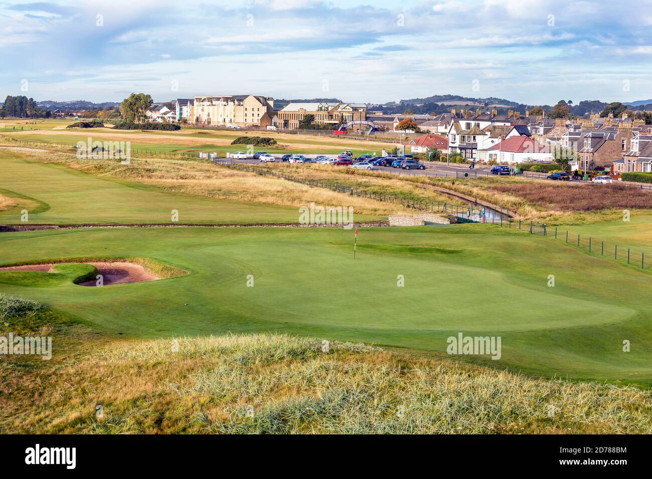 Vista sul diciottesimo putting green al Carnoustie Championship Golf Links, Carnoustie, Angus, Scozia, Regno Unito Foto Stock