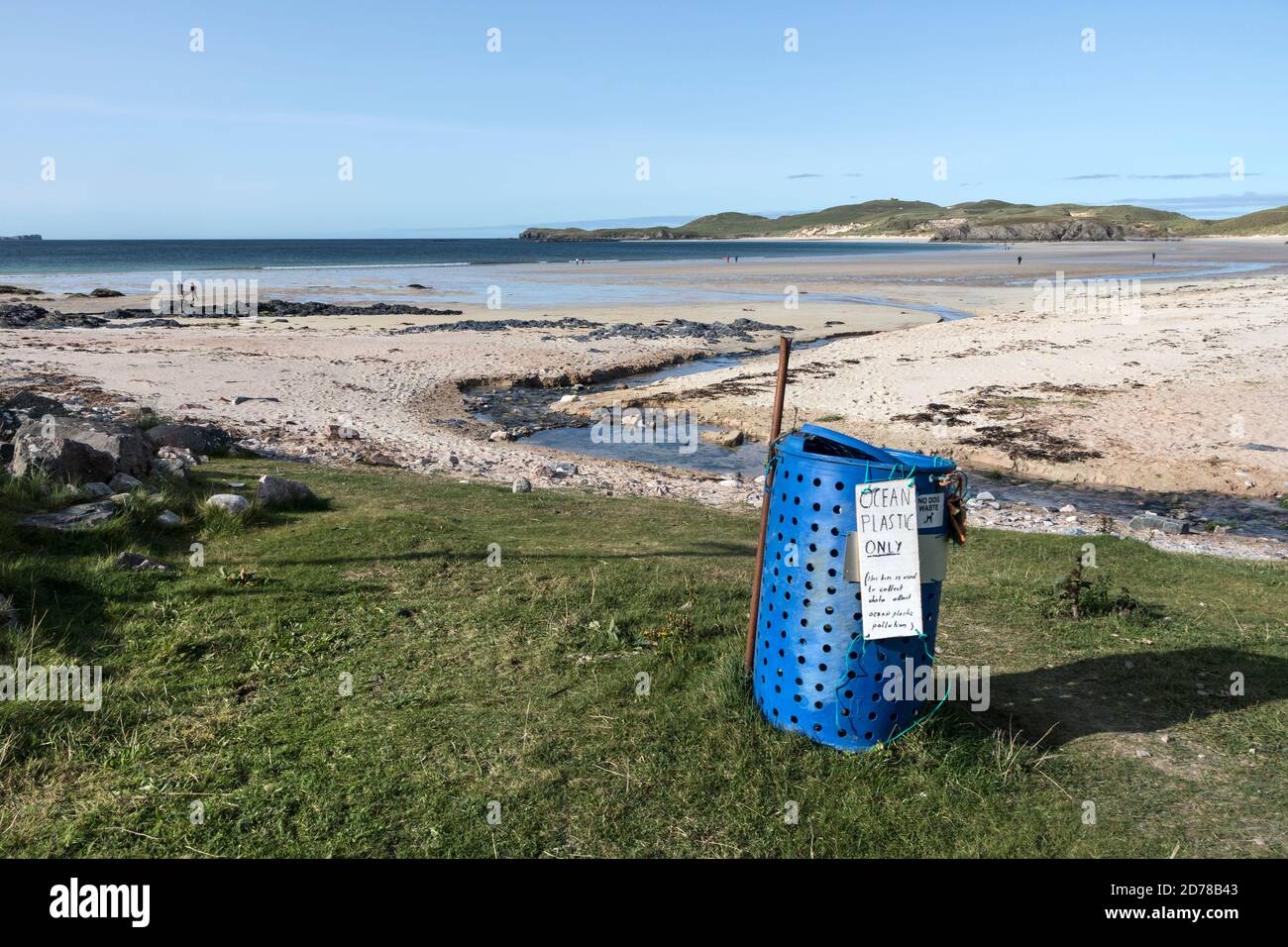 Balnakeil Beach con Ocean Plastic Collection Point. La plastica trovata sulla spiaggia è usata per raccogliere i dati sull'inquinamento plastico dell'oceano, Durness, Suther Foto Stock