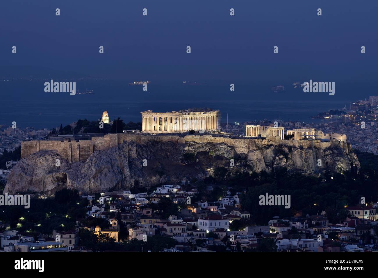 Vista dell'Acropoli di Atene sotto nuova illuminazione, dalla collina di Lycabettus all'alba Foto Stock