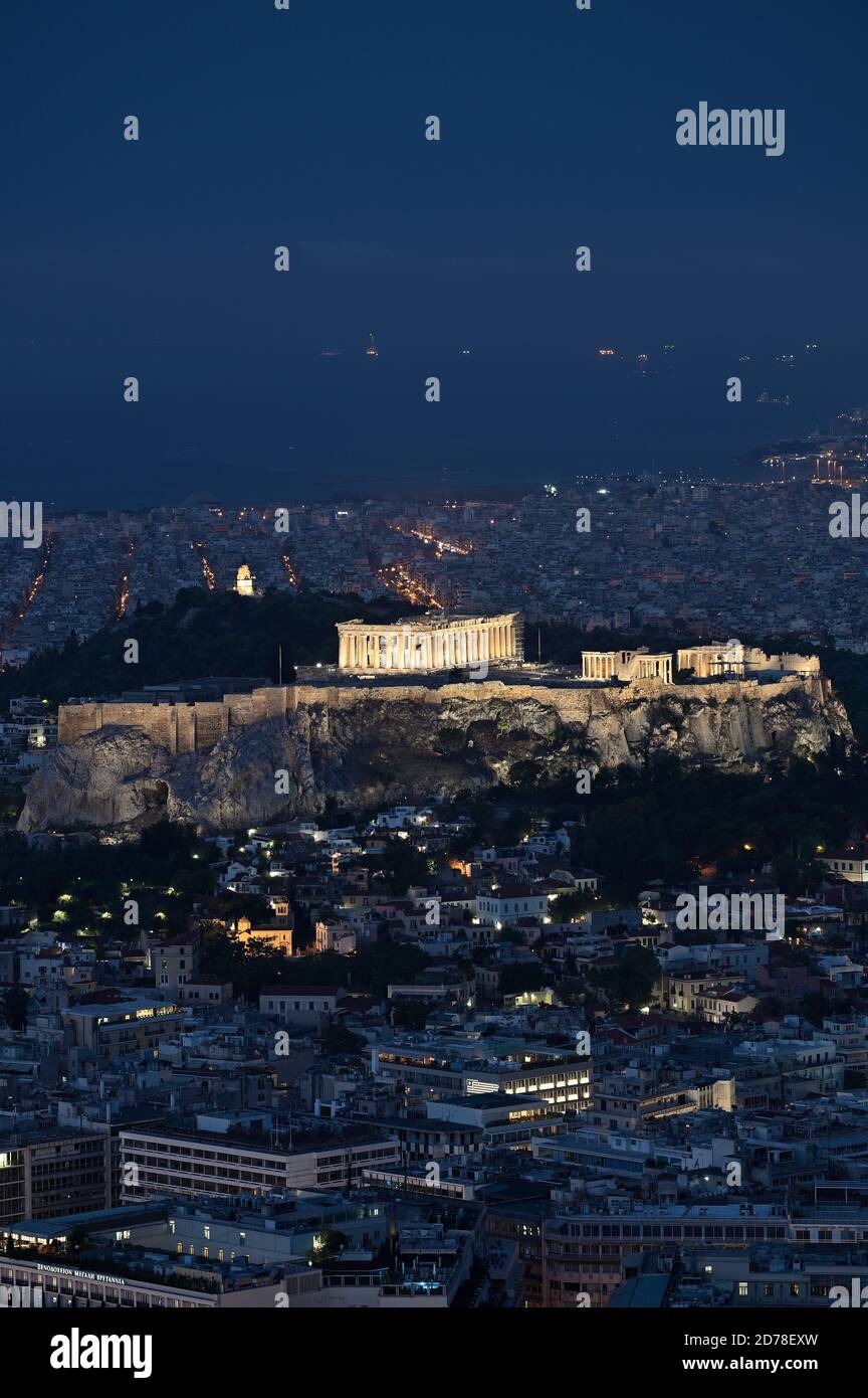 Vista dell'Acropoli di Atene sotto nuova illuminazione, dalla collina di Lycabettus all'alba Foto Stock