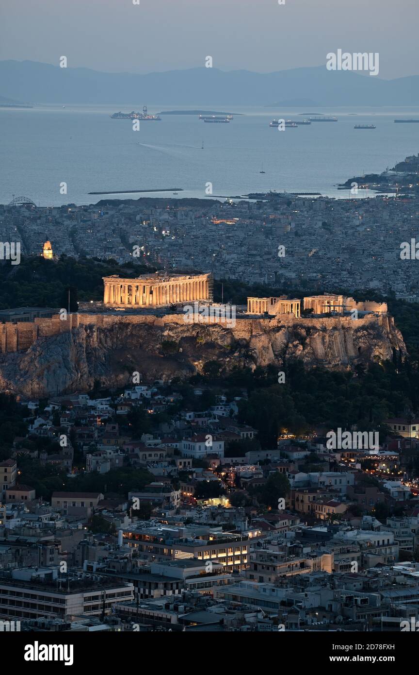 Vista dell'Acropoli di Atene sotto nuova illuminazione, dalla collina di Lycabettus durante il tramonto Foto Stock