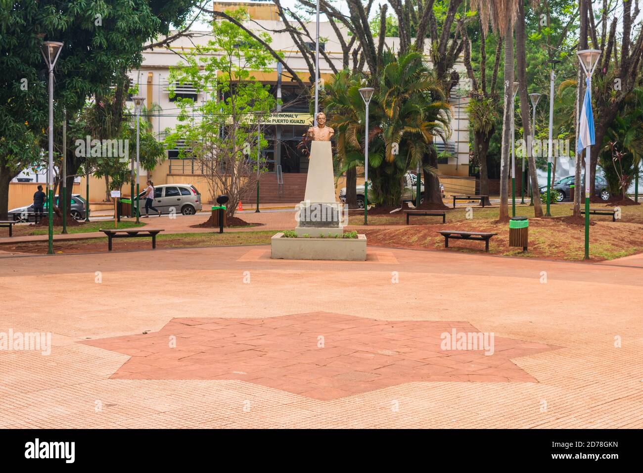 Puerto Iguazu / Argentina - circa Ottobre 2019: Una vista di Plaza San Martin - una piazza nel centro di Puerto Iguazu Foto Stock