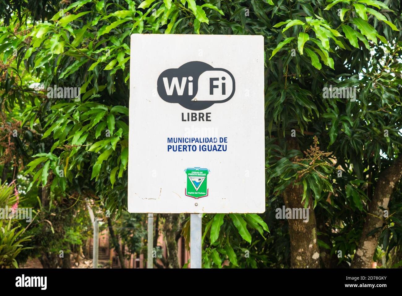 Puerto Iguazu / Argentina - circa Ottobre 2019: Segnale WIFI gratuito a Plaza San Martin - una piazza nel centro di Puerto Iguazu Foto Stock