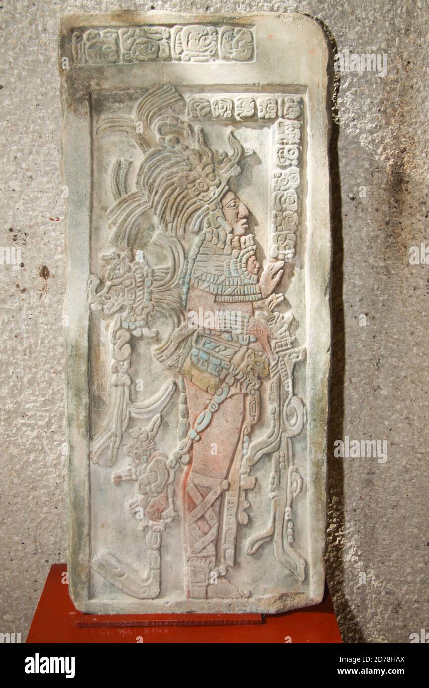Spettacolare incisione in pietra del guerriero Pakal il grande, Villahermosa, Tabasco, Messico. Foto Stock