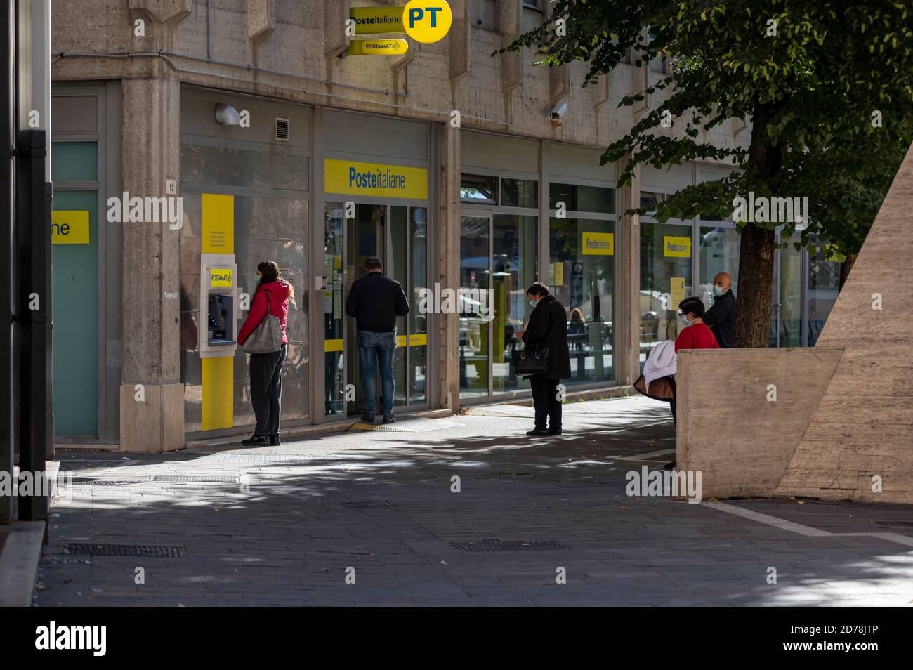 terni, italia ottobre 21 2020:line di fronte ad un ufficio postale Foto Stock