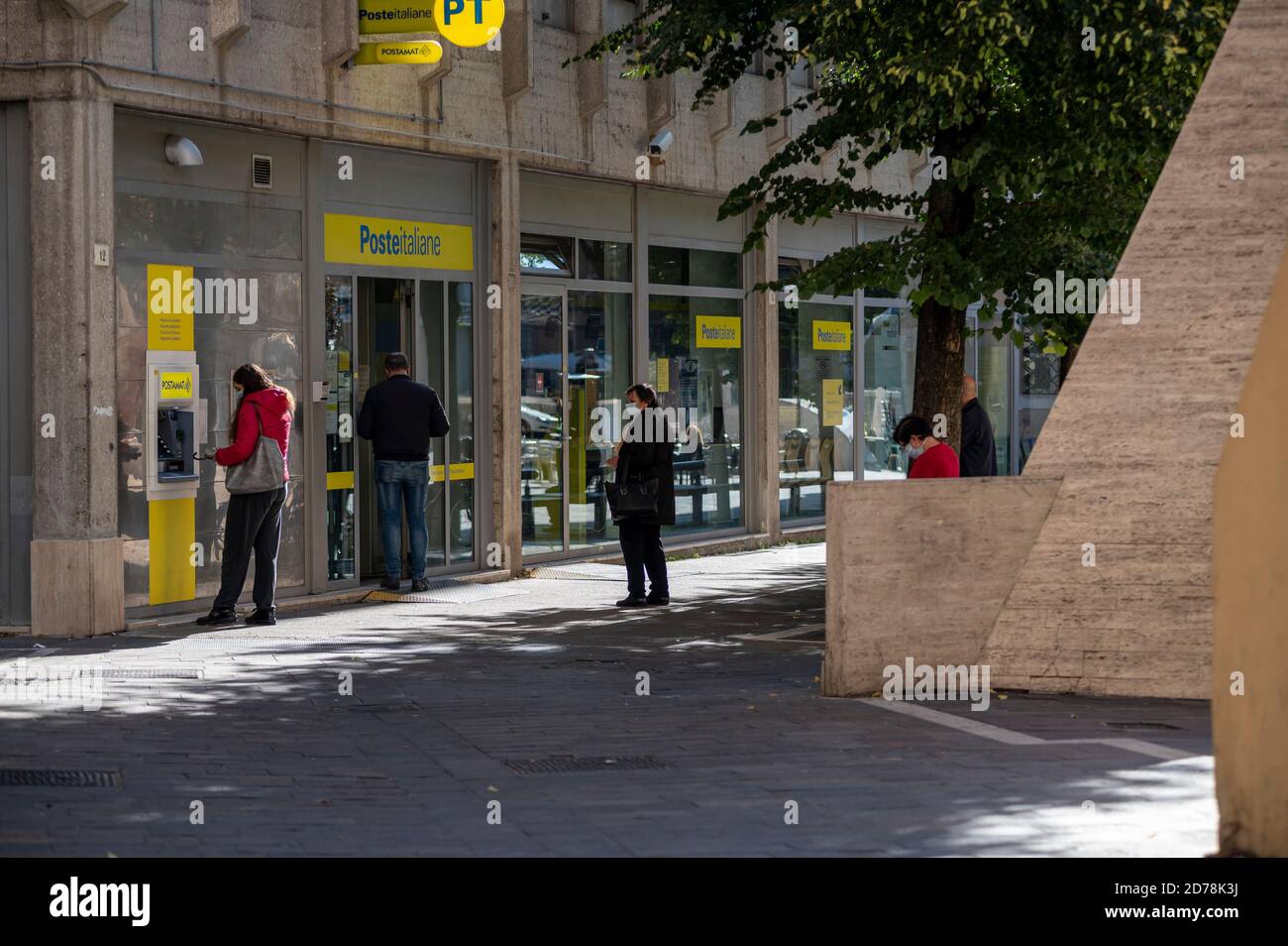 terni, italia ottobre 21 2020:line di fronte ad un ufficio postale Foto Stock