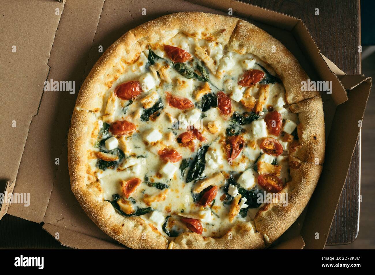 Pizza in scatola sul tavolo. Vista dall'alto. Foto Stock