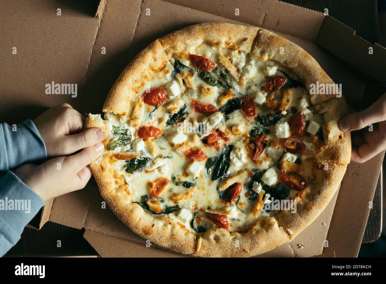 Mani che prendono pezzi di pizza. Vista dall'alto. Foto Stock