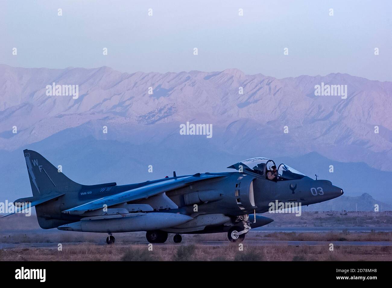 U.S. Army Boeing AV-8B Harrier II prepararsi per il decollo della base aerea di agram, Afghanistan, 28, ottobre 2002. Amel Emric Foto Stock