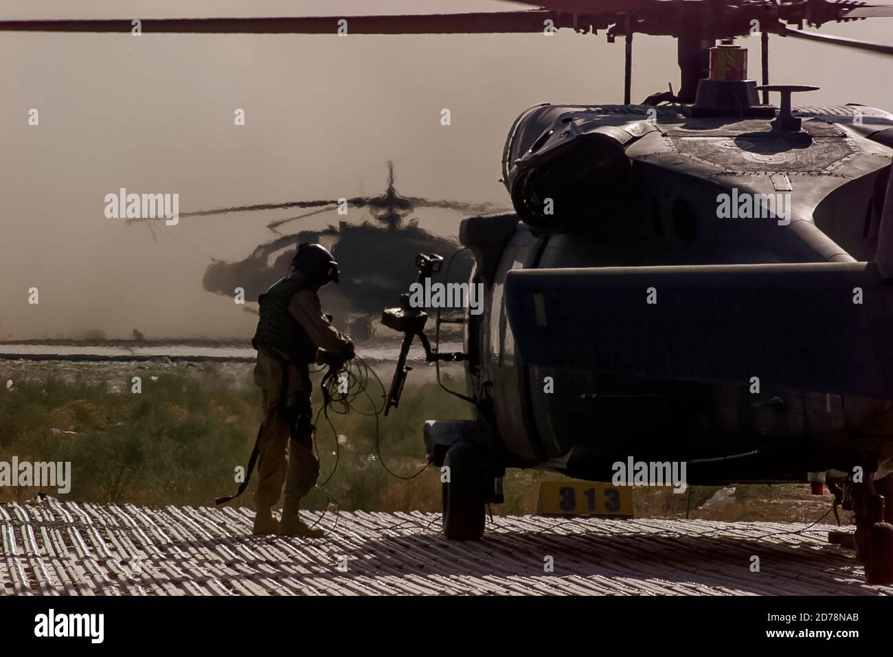 Esercito degli Stati Uniti Sikorsky UH-60 Black Hawk garantire un'area durante la missione Afghanistan, 30, ottobre, 2002. Amel Emric Foto Stock