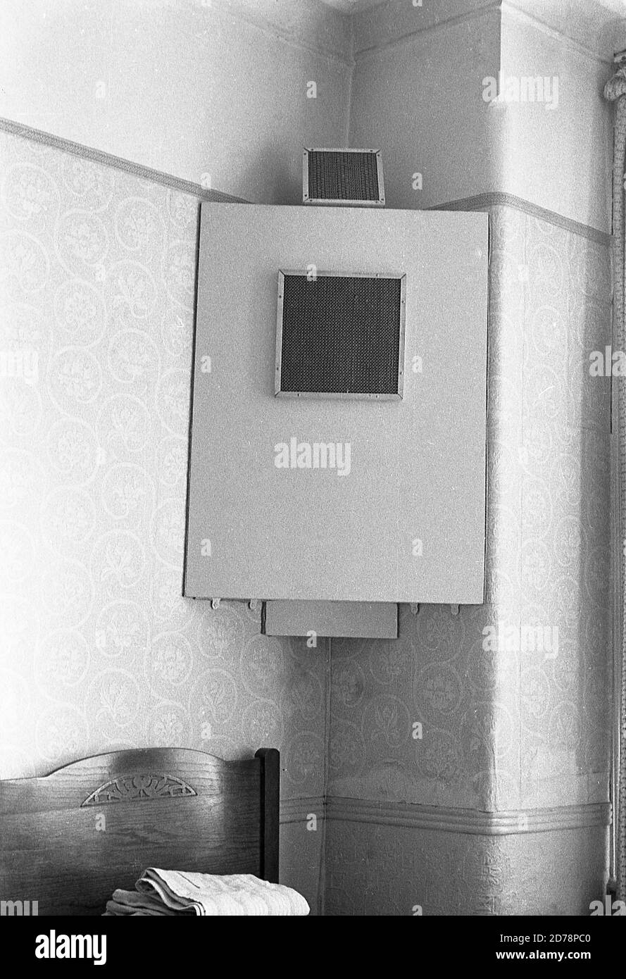 anni '50, immagine storica di questa epoca di un set di altoparlanti audio montati o fissati a una parete d'angolo in una camera da letto. Foto Stock
