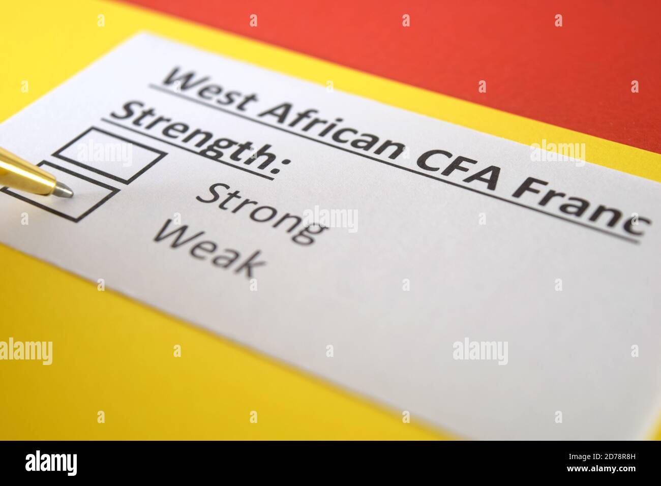 Una persona sta rispondendo alla domanda sulla forza del franco CFA dell'Africa occidentale. Foto Stock