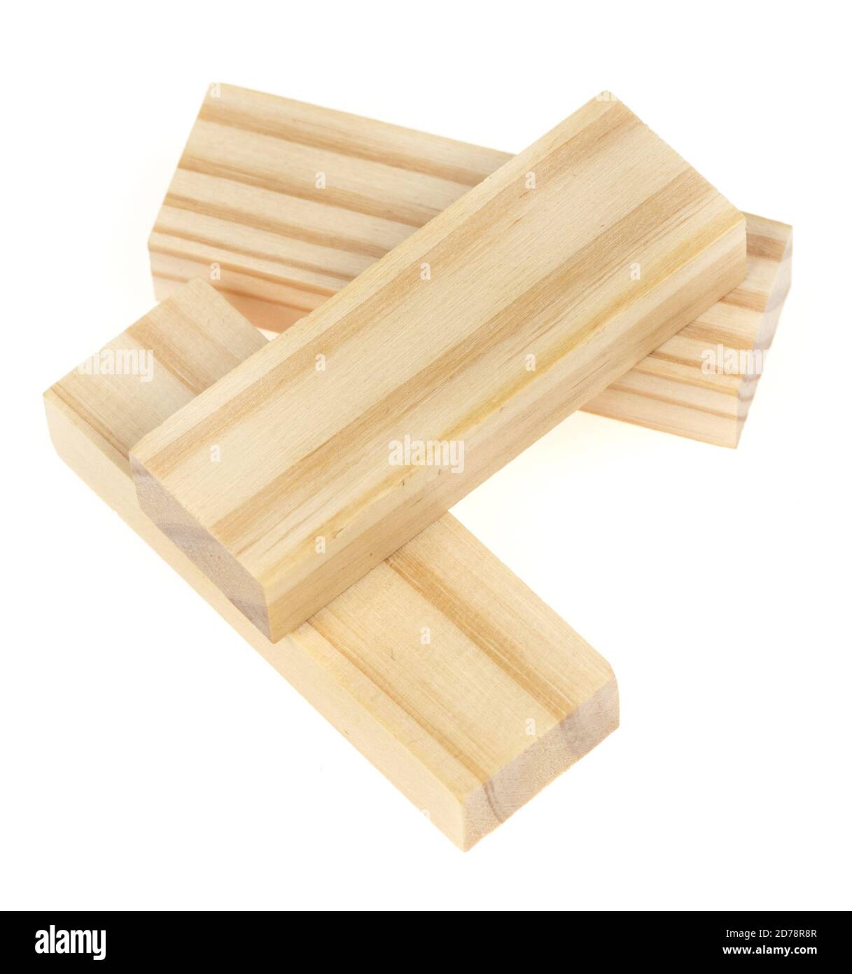 Impilare blocchi di legno isolati su sfondo bianco. Blocchi di legno distrutte e edificio su sfondo bianco Foto Stock