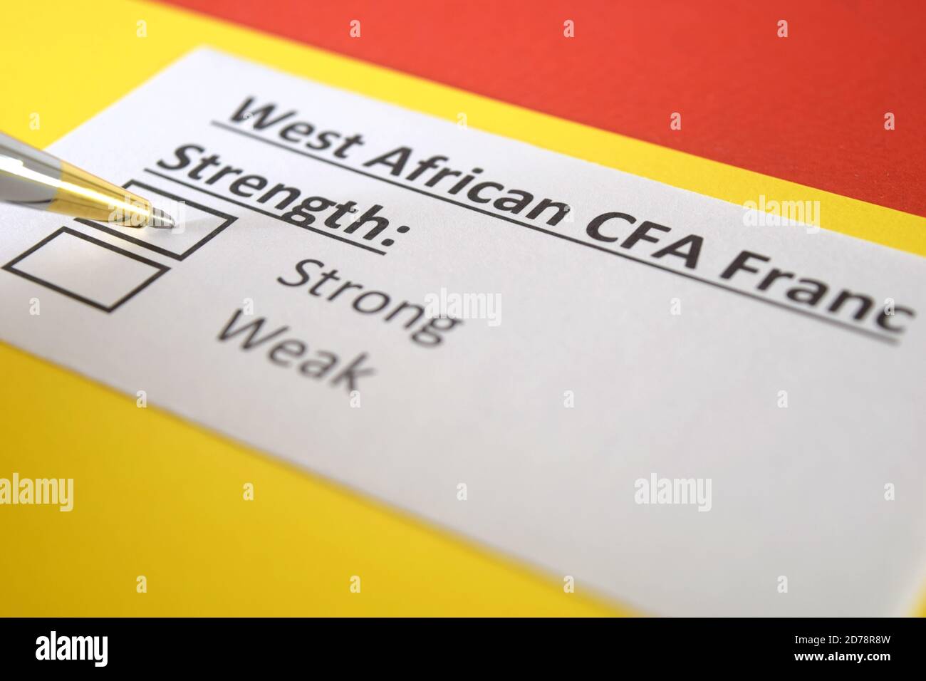 Una persona sta rispondendo alla domanda sulla forza del franco CFA dell'Africa occidentale. Foto Stock