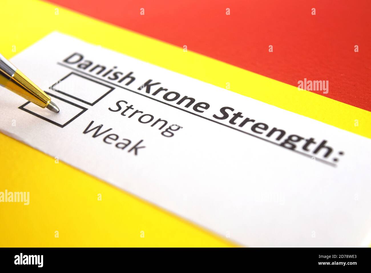 Una persona sta rispondendo alla domanda sulla forza della corona danese. Foto Stock