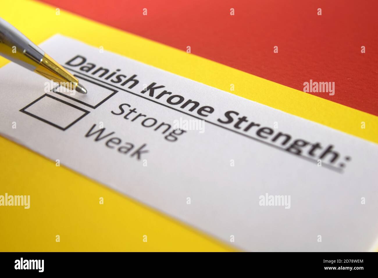 Una persona sta rispondendo alla domanda sulla forza della corona danese. Foto Stock