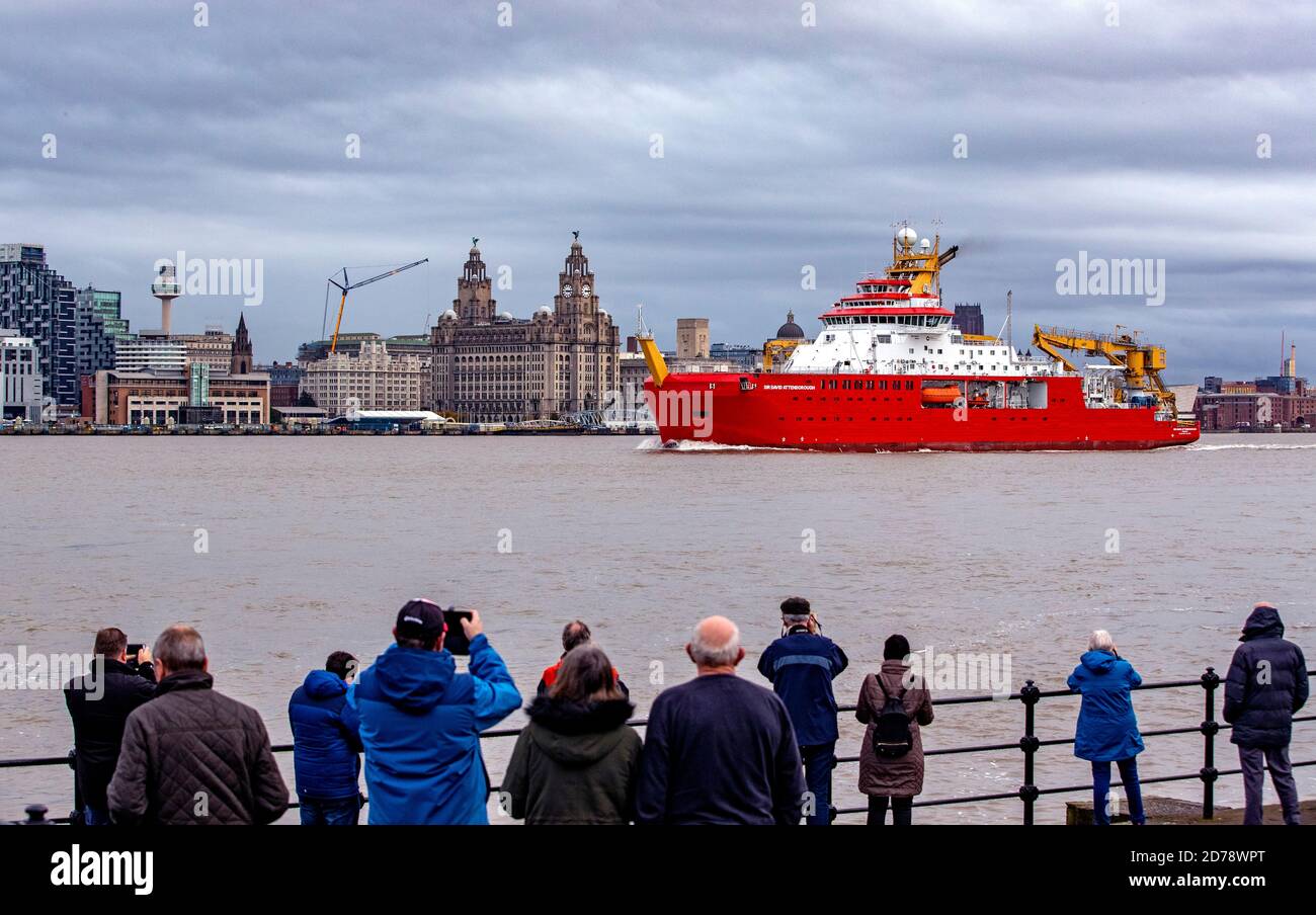 Il RRS Sir David Attendborough, la nave di ricerca polare più avanzata del Regno Unito, passa davanti al Royal Liver Building dopo aver lasciato i cantieri Cammell Laird, Birkenhead, Merseyside e navigando attraverso il fiume Mersey per la familiarizzazione con l'equipaggio. Foto Stock