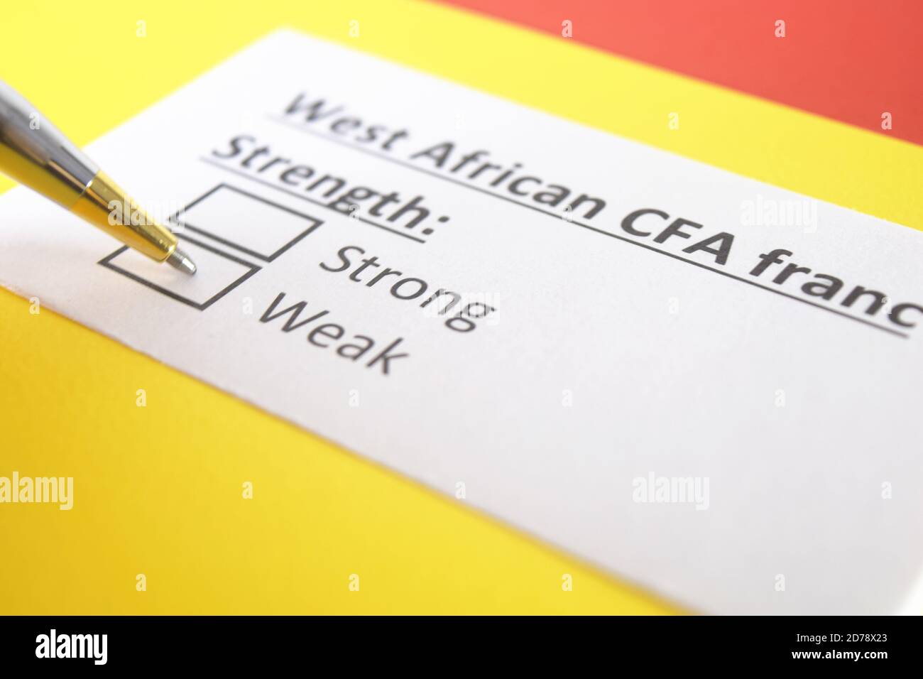 Una persona sta rispondendo alla domanda sulla forza del franco CFA dell'Africa occidentale. Foto Stock