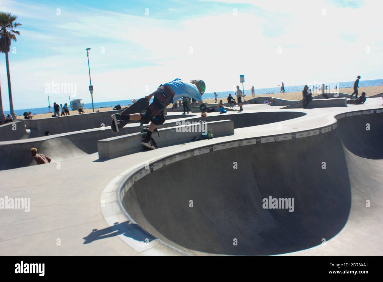 Uno skateboarder a Venice Beach, California Foto Stock