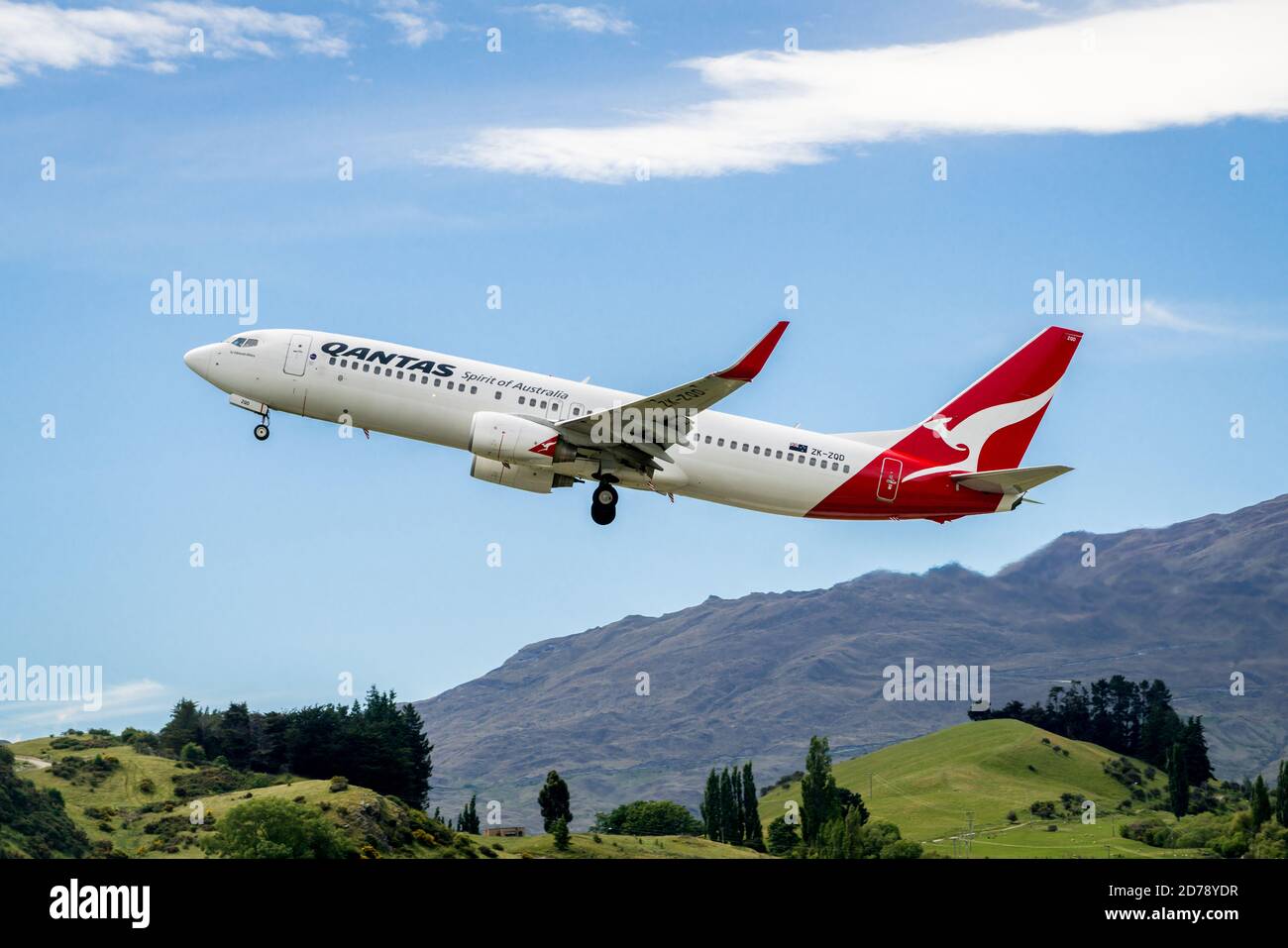 Queenstown, NUOVA ZELANDA - DEC 9, 2016: L'aereo di Qantas Airways decolli dalla pista dell'aeroporto di Queenstown, Queenstown, Isola del Sud della Nuova Zelanda Foto Stock