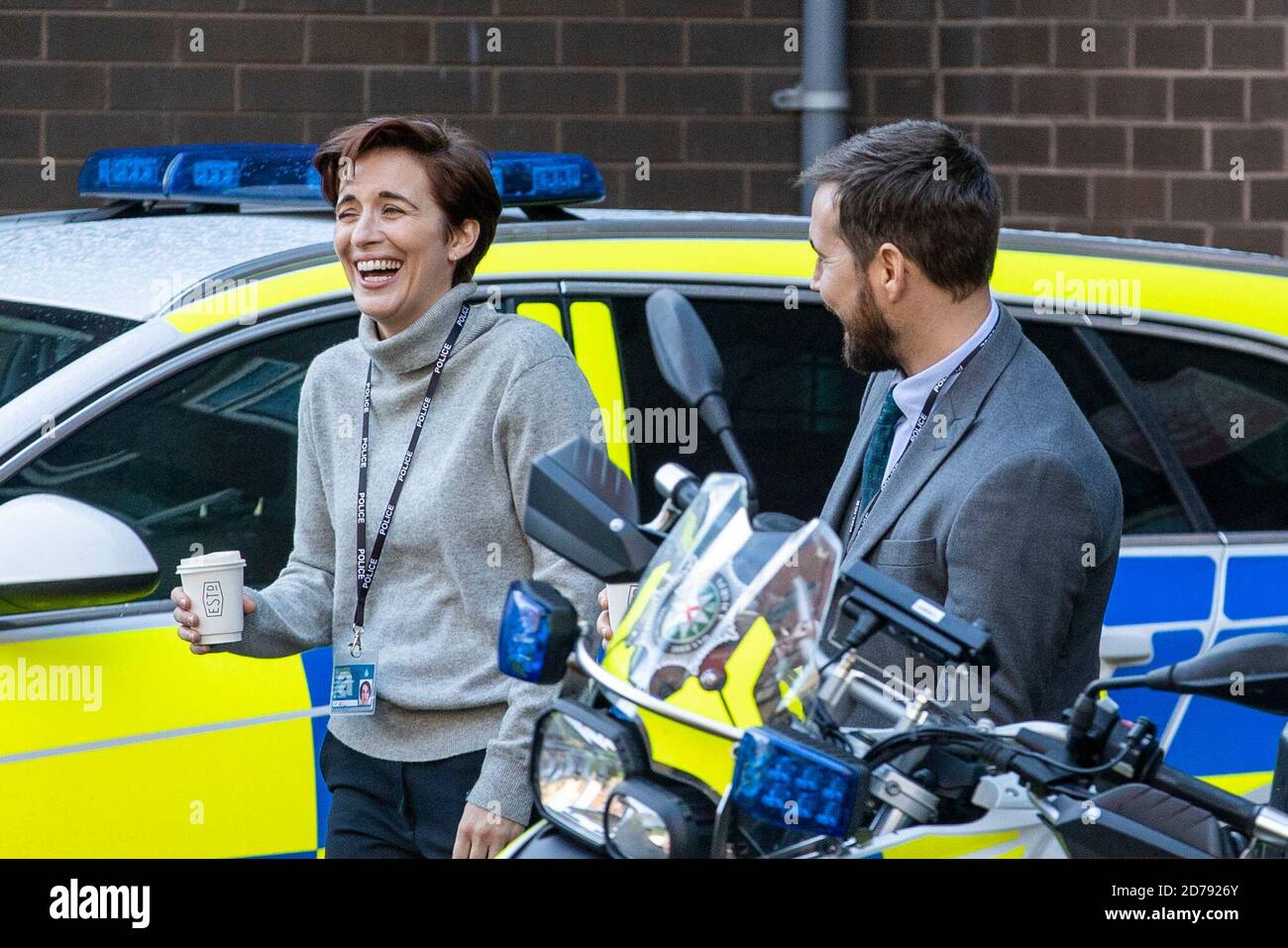 Vicky McClure e Martin Compston sul set della sesta serie di Line of Duty, che sta girando nel quartiere della Cattedrale di Belfast. Foto Stock