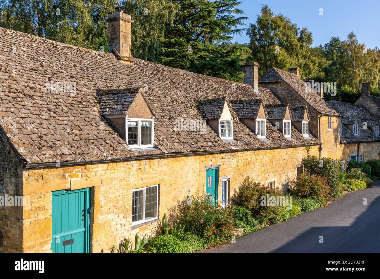 Luce serale su cottage tradizionali in pietra nel villaggio di Cotswold di Snowshill, Gloucestershire UK Foto Stock