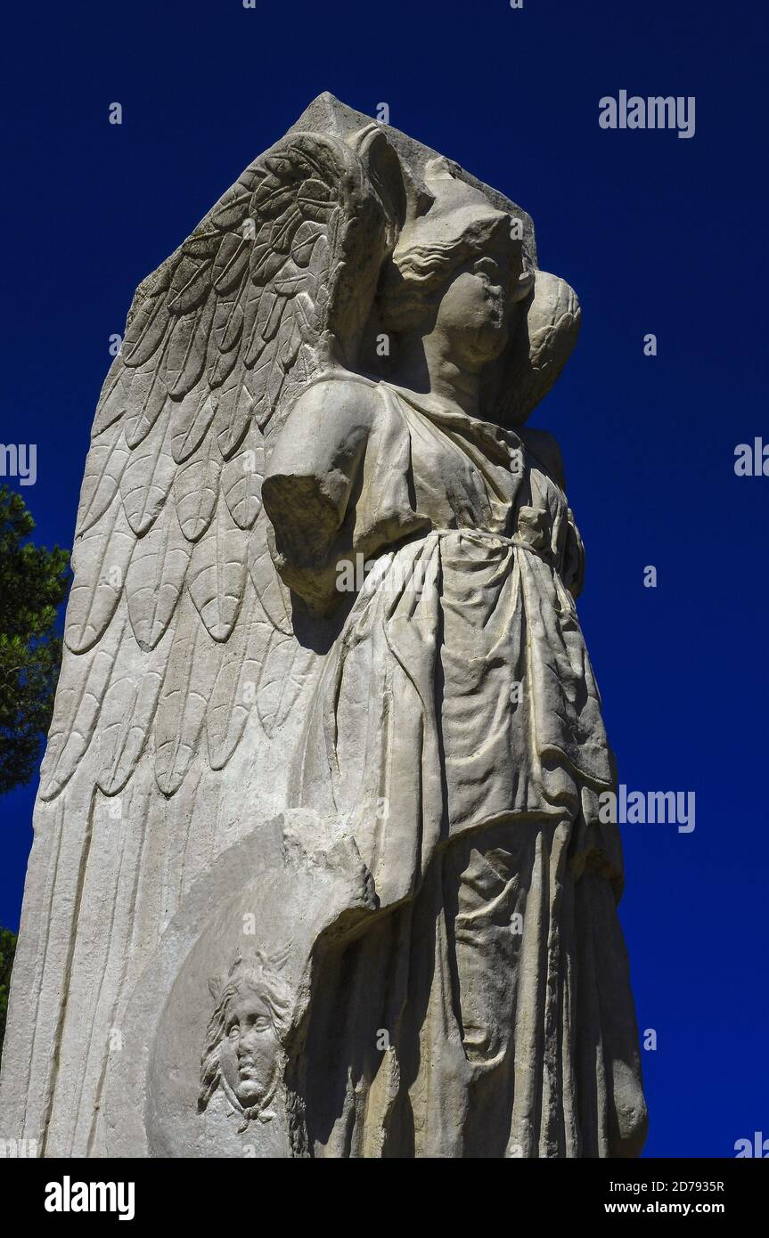 Imponente statua della Vittoria alata del i secolo d.C., ispirata ad un originale ellenistico, che ai cittadini di Ostia Antica, antico porto di Roma, rappresentava Minerva, dea della saggezza e del commercio. La statua, probabilmente, un tempo adornava la porta Romana, la porta orientale del porto di Roma. Ostia, oggi in Lazio, fu fondata nel VII secolo a.C. alla foce del Tevere. Fiorì per secoli mentre gli imperatori romani costruirono palazzi, monumenti ed edifici pubblici, ma perse il suo ruolo primario a causa del porto che si insabbiava. La città fu infine abbandonata nel IX secolo d.C. Foto Stock